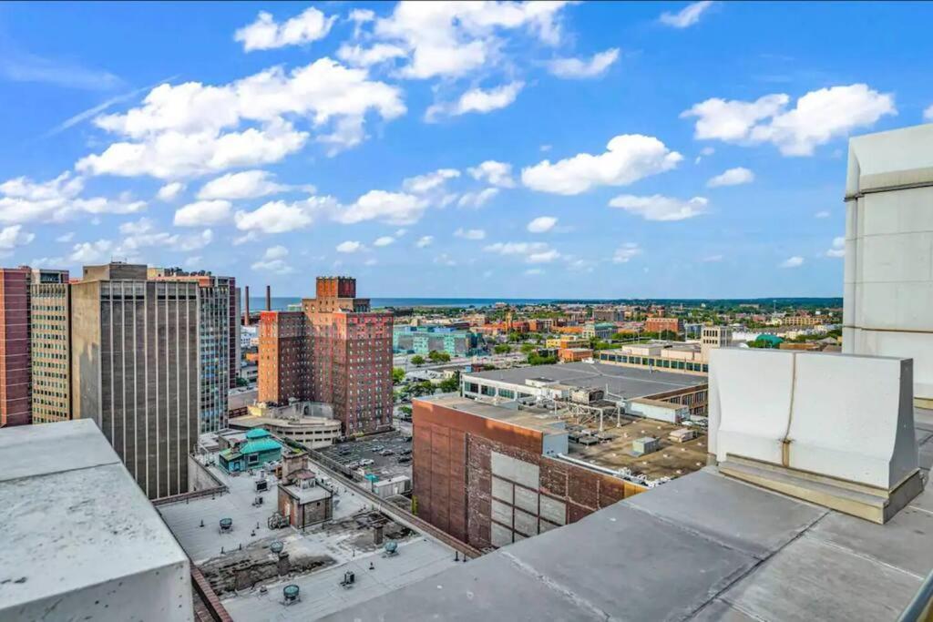 2Br Unit In The Heart Of Dt With View Of Playhouse Square, Pool & Gym Access- 305 Apartment คลีฟแลนด์ ภายนอก รูปภาพ